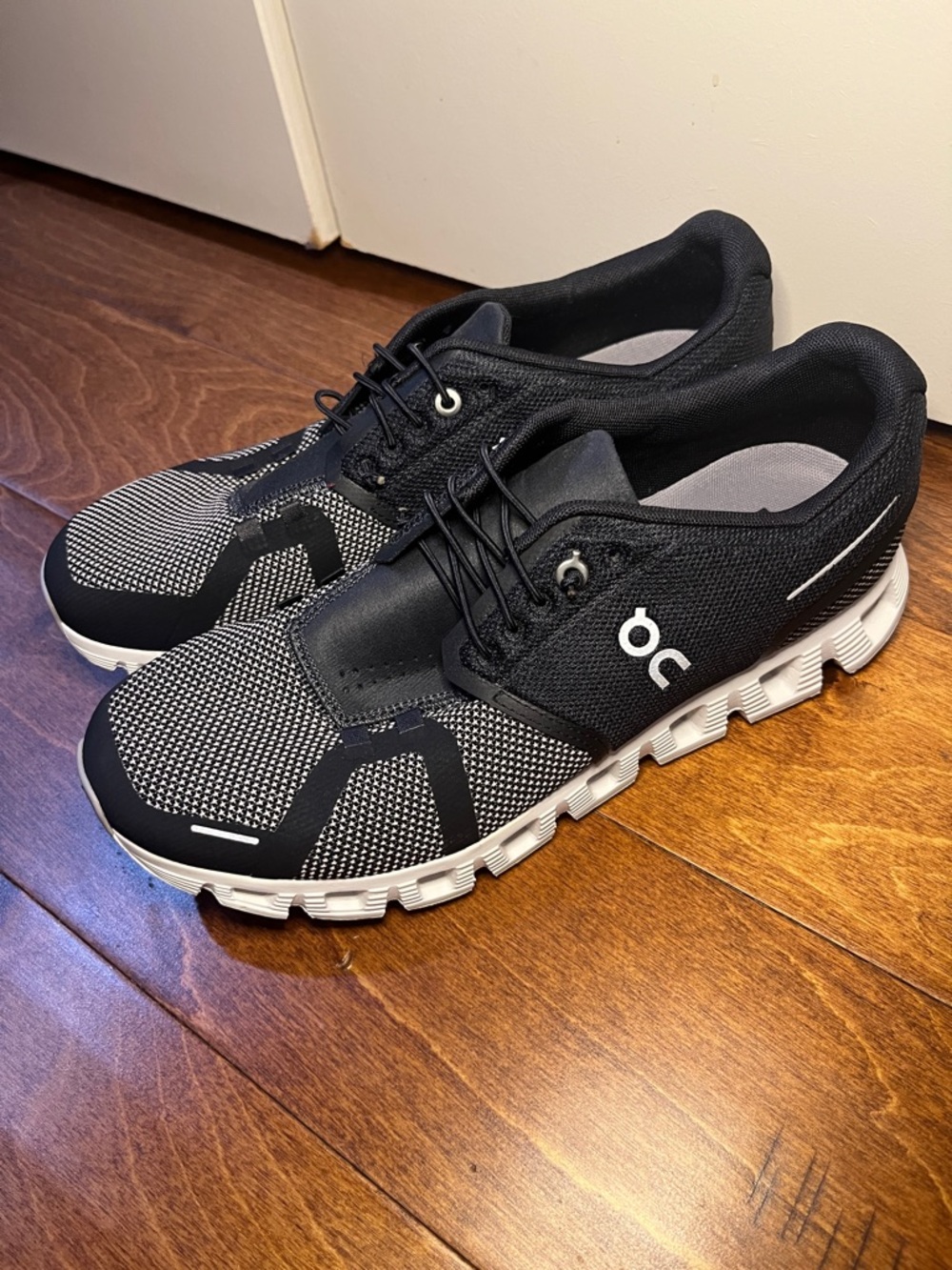 ON Cloud 5 Combo in Black Alloy women’s size 10